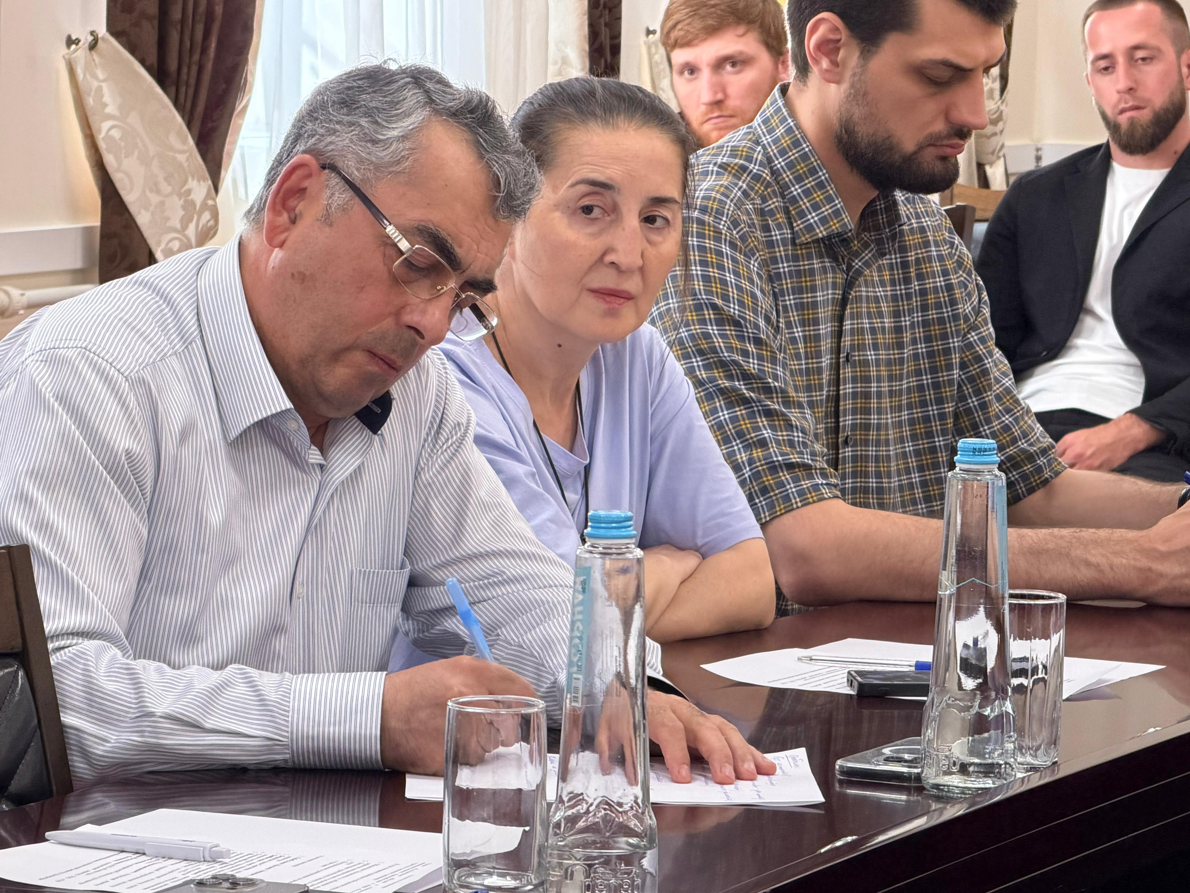 В рамках совещания по вопросам обеспечения безопасности туристов представители профильных ведомств проинформировали участников о проводимой работе и дополнительных мерах контроля, реализуемых в период туристического сезона.